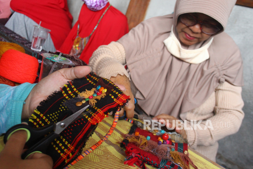 Sejumlah perempuan mengikuti pelatihan membuat kerajinan kalung etnik di Galery Oerip Indonesia, Ngawi, Jawa Timur, Senin (2/11/2020). Pelatihan berbasis ekonomi kreatif yang diadakan selama empat hari tersebut merupakan upaya pemberdayaan perempuan terutama ibu rumah tangga agar mempunyai ketrampilan sehingga mampu meningkatkan penghasilan. 