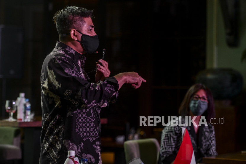 CEO Mahaka Radio Integra Adrian Syarkawie (kiri) bersama Direktur Mahaka Radio Integra Maria Natalina Sindhikara memberikan paparan saat public expose di Jakarta, Rabu (19/8). Saham PT Mahaka Radio Integra Tbk mengalami kenaikan yang signifikan sejak Februari lalu.