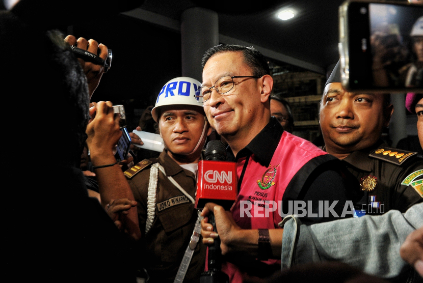 Menteri Perdagangan tahun 2015-2016 Thomas Lembong dibawa menuju mobil tahanan di Kejaksaan Agung, Jakarta, Selasa (29/10/2024). Lembong kini mengajukan praperadilan.