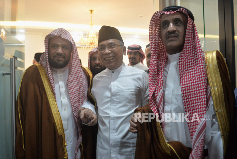 Ketua Umum PBNU Yahya Cholil Staquf (tengah) bersama Imam Besar Masjid Nabawi Syekh Ahmad bin Ali Al-Hudhaify (kiri) dan Dubes Arab Saudi untuk Indonesia Faisal Bin Abdullah H. Amodi (kanan) usai melakukan pertemuan di Kantor PBNU, Jakarta, Rabu (9/10/2024). Kunjungan ini merupakan bagian dari lawatan resmi Imam masjid Nabawi di Indonesia selama sepekan ke depan untuk mempererat hubungan Arab Saudi dan Indonesia khususnya dalam bidang keagamaan. Dalam kesempatan itu, ia menyampaikan rasa terima kasih dan mendoakan agar Indonesia selalu dilindungi. Dia menilai, NU punya peran besar dalam memajukan dakwah dan perdamaian dunia selama ini.