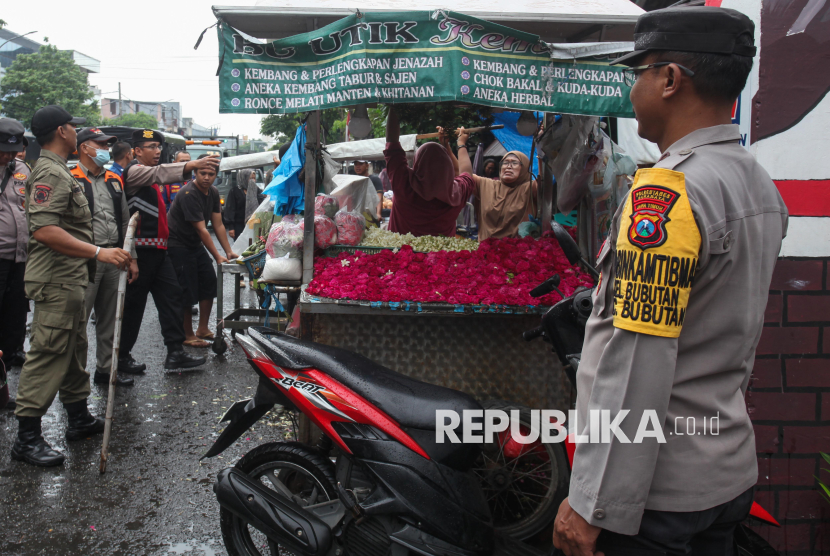 Pemkot Surabaya Lakukan Penertiban Pedagang di Jalur Trotoar