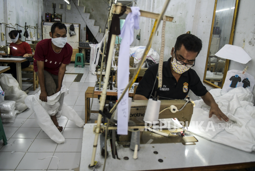 Dunia Alami Kelangkaan, Indonesia Naikkan Produksi Alkes. Pekerja membuat alat perlindungan diri (APD) tenaga medis di Pusat Industri Kecil, Penggilingan, Jakarta, Kamis (26/3/2020). Pakaian untuk alat perlindungan diri tersebut dijual dengan harga Rp45