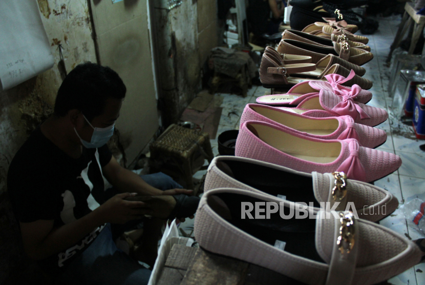 Saat ini, UMKM perlu digiring ke sektor digital, untuk itu diperlukan pendampingan oleh mentor. Foto, pekerja memproduksi sepatu wanita yang dipasarkan melalui jejaring digital (E-Commerce) di UMKM Anjani Shoes.  (ilustrasi)