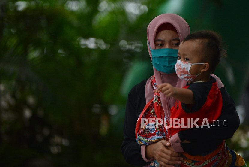 Warga mengenakan masker usai menjalani pemeriksaan kesehatan di Rumah Sakit Umum Pusat Nasional (RSUPN) Dr. Cipto Mangunkusumo, Jakarta, Kamis (30/4/2020)