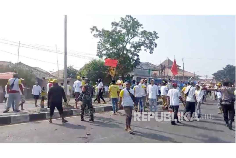 Kericuhan terjadi saat tahapan pengambilan nomor urut calon kuwu (kepala desa) di Desa Kapetakan, Kecamatan Kapetakan, Kabupaten Cirebon, Jawa Barat, Senin (18/9/2023).