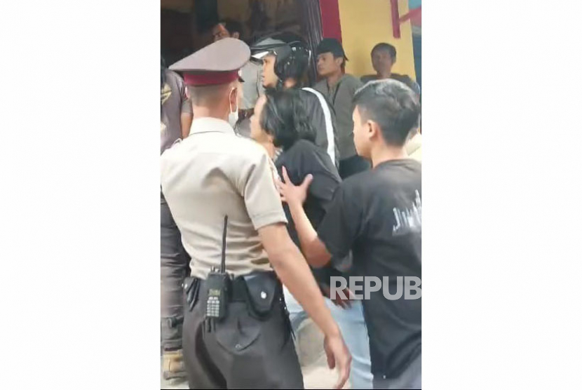 Warga berusaha melerai perselisihan antara mata elang dengan pengendara motor di ruas Jalan Soekarno Hatta, Kota Bandung, Jawa Barat, Selasa (20/6/2023). 