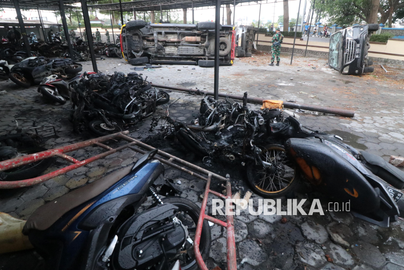 Driver Ojol dan Warga Surabaya Gotong Royong Bersihkan Polisi yang Dibakar