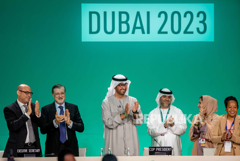 Hampir 200 negara yang bernegosiasi di KTT Iklim ke-28 atau COP28 di Dubai, sepakat untuk beralih dari bahan bakar fosil yang menyebabkan pemanasan global. 