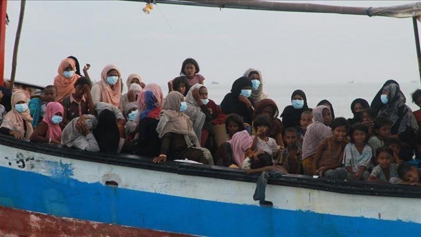 Anggota dari Asean Parliamentarians for Human Rights (APHR) mendesak negara-negara anggota ASEAN dan negara lainnya di kawasan itu untuk segera menyelamatkan sebuah kapal yang mengangkut hingga 200 pengungsi Rohingya