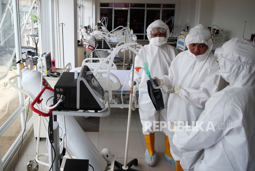 Medical staff checked the readiness of the equipment in the ICU room of the Emergency Hospital for Handling COVID-19 Wisma Atalet Kemayoran, Jakarta, Monday (3/23/2020).