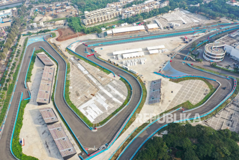 Foto udara suasana dari lintasan jelang balap Formula E 2023 di AGI Jakarta International E-Prix Circuit (JIEC), Jakarta. 
