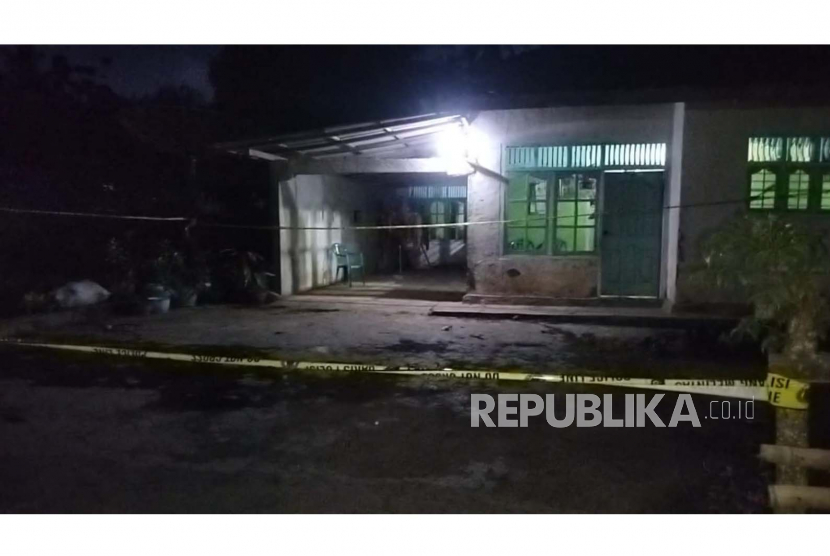 Polisi menggeledah rumah pelaku penembakan Kantor MUI di Desa Sukajaya, Kedondong, Kabupaten Pesawaran, Lampung, Rabu (3/5/2023) malam. Penjual senjata ke pelaku penembakan kantor MUI ditetapkan jadi tersangka.