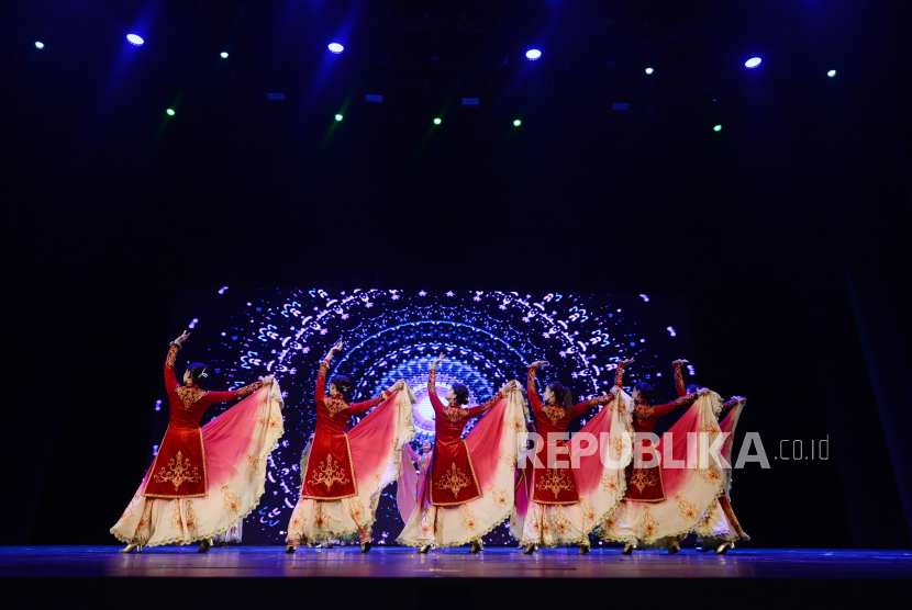 Ilustrasi budaya menari Muslim Xinjiang.