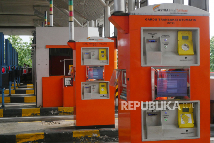 Petugas bersiaga di gardu transaksi Gerbang Tol Palimanan, Cirebon (ilustrasi). Foto : Republika/Edwin Putranto