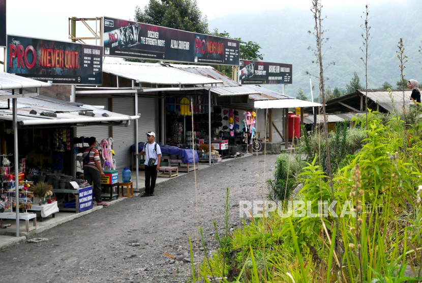 Pengunjung berwisata di Kali Adem, Sleman, Yogyakarta, Kamis (12/8). Meski masih pemberlakuan PPKM Level 4 beberapa warga masih nekat berwisata. Meski belum ada pembukaan lokasi wisata.