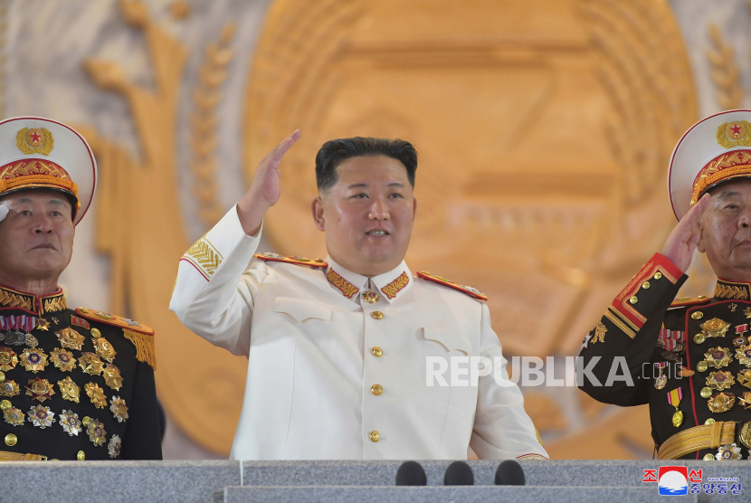  Pemimpin Tertinggi Korea Utara Kim Jong-un (tengah). 