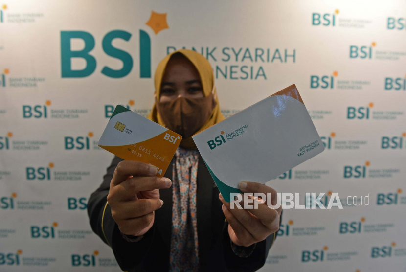 Karywan menunjukan kartu ATM dan buku tabungan di Outlet Bank Syariah Indonesia (BSI) (ilustrasi). Kantor Cabang PT Bank Syariah Indonesia (BSI) Tbk yang berlokasi di kawasan Bumi Serpong Damai (BSD) Kota Tangerang Selatan diresmikan pada Selasa (2/2).