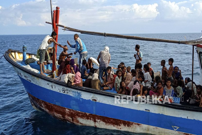 Pengungsi etnis Rohingya berada di atas kapal KM Nelayan 2017.811 milik nelayan Indonesia di pesisir Pantai Seunuddon. Kecamatan Seunuddon, Aceh Utara, Aceh. (24/6/2020). Sebanyak 94 orang pengungsi etnis rohingya, terdiri dari 15 orang laki-laki, 49 orang perempuan dan 30 orang anak-anak  ditemukan terdampar sekitar 4 mil dari pesisir Pantai Seunuddon. 