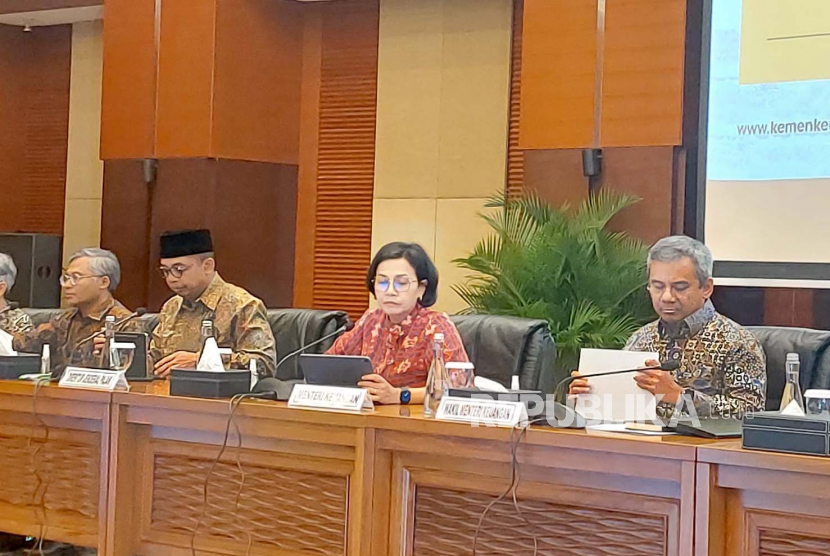 Menteri Keuangan Sri Mulyani bersama jajaran Kemenkeu menggelar konferensi pers APBN KiTA periode Februari 2023 di Jakarta, Selasa (14/3/2023). 