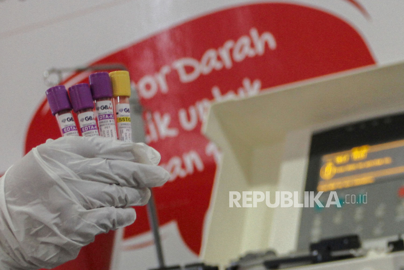 Petugas Palang Merah Indonesia (PMI) memperlihatkan sampling darah penyintas COVID-19 saat screening donor plasma konvalesen, (ilustrasi).