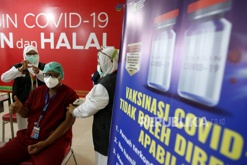 Aktivitas vaksinasi COVID-19 Sinovac untuk tenaga kesehatan di Rumah Sakit Umum Zainal Abidin (RSUZA), Banda Aceh, Aceh, Rabu (27/1/2021). Menteri Kesehatan Budi Gunadi Sadikin menyebutkan terdapat 15 persen dari 1,48 juta tenaga kesehatan tahap pertama belum dapat diberikan vaksinasi COVID-19 karena terkendala tekanan darah tinggi dan memiliki penyakit penyerta (komorbid). 
