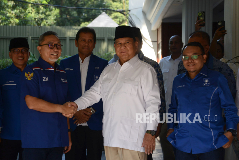 Ketua Umum Partai Gerindra Prabowo Subianto berjabat tangan dengan Ketua Umum Partai Amanat Nasional (PAN) Zulkifli Hasan sebelum melakukan pertemuan di Kertanegara, Jakarta, Sabtu (8/4/2023). Pertemuan tersebut selain sebagai ajang silaturahmi juga untuk membahas rencana pembentukan koalisi besar.