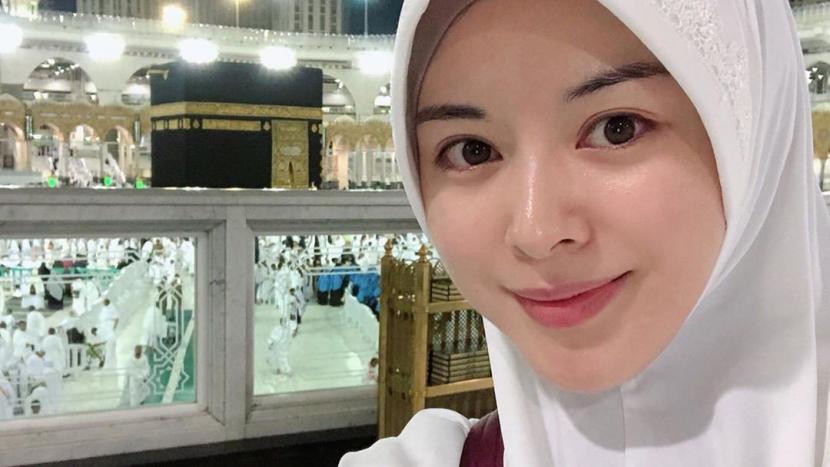 Ayana Moon -- Ayana Moon belajar Islam di Malaysia