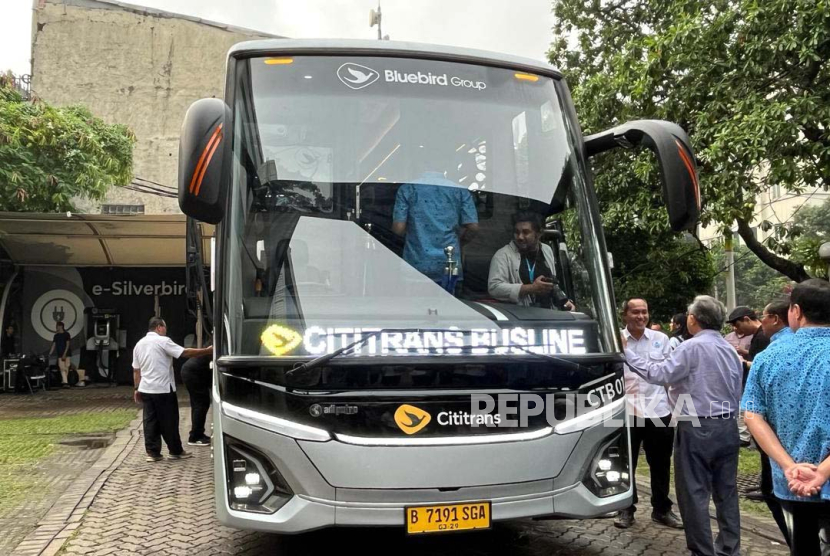 Bluebird Group memperkenalkan Cititrans Busline untuk transportasi antarkota antarprovinsi (AKAP) dengan pilihan kelas, yaitu Suites dan Super Executive di Kantor Bluebird Group, Jakarta Selatan, Senin (1/4/2024). 