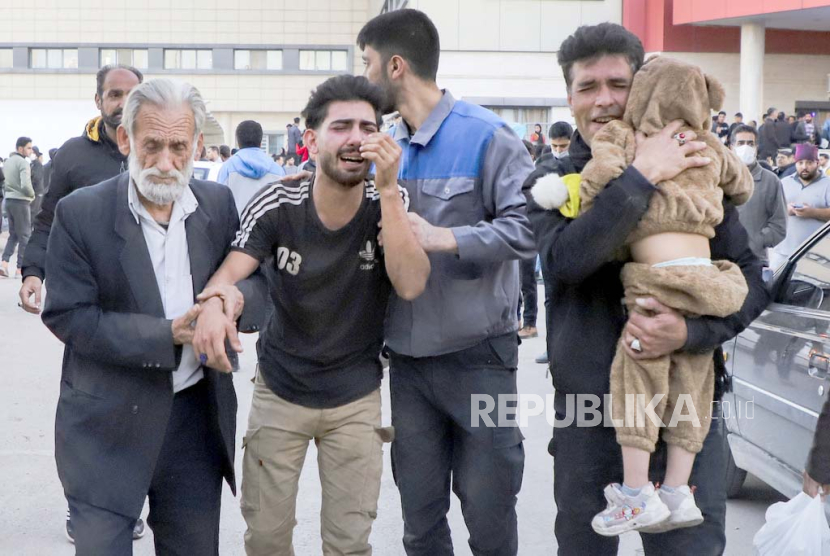  Keluarga korban ledakan berkumpul di halaman sebuah rumah sakit di kota Kerman, sekitar 820 kilometer tenggara ibu kota Teheran, Iran, Rabu, (3/1/2024).