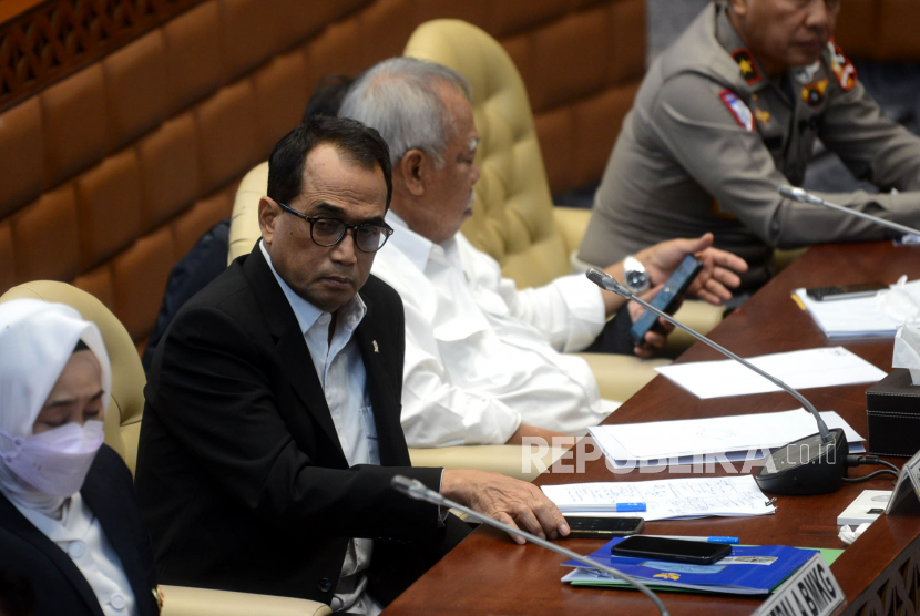 Menteri Perhubungan Budi Karya Sumadi (tengah) mengikuti rapat kerja dengan Komisi V DPR di kompleks Parlemen, Senayan, Jakarta, Selasa (4/4/2023). Raker tersebut membahas persiapan dan kesiapan infrastruktur dan transportasi mudik Lebaran tahun 2023.