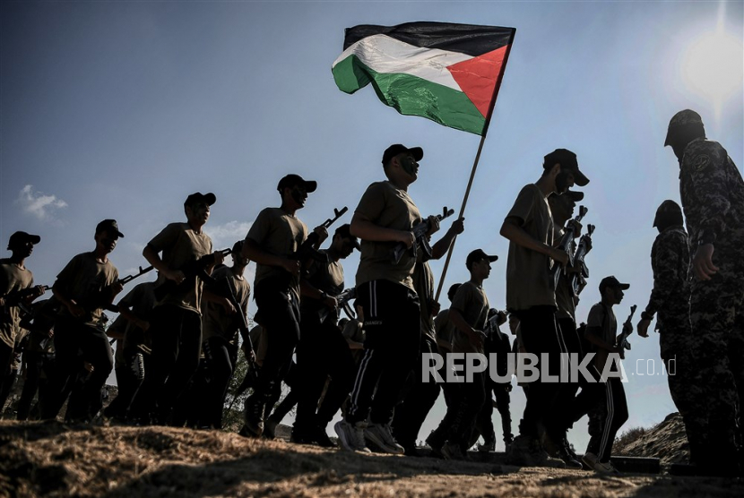Pemuda Palestina mengambil bagian dalam perkemahan musim panas militer yang diselenggarakan oleh pejuang Brigade Al-Quds, sayap bersenjata gerakan Jihad Islam Palestina (PIJ) di sebelah barat Kota Kha