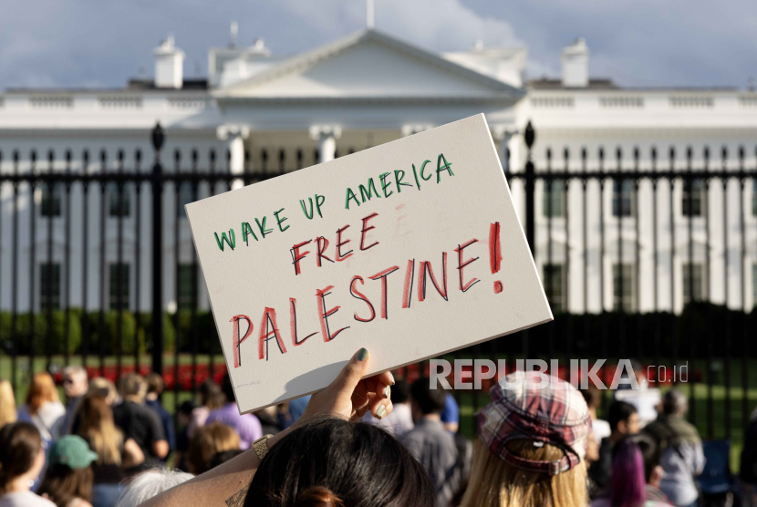 Demonstran pro-Palestina berunjuk rasa memprotes dukungan Amerika Serikat terhadap Israel di luar Gedung Putih, Washington DC, Selasa (28/5/2024).