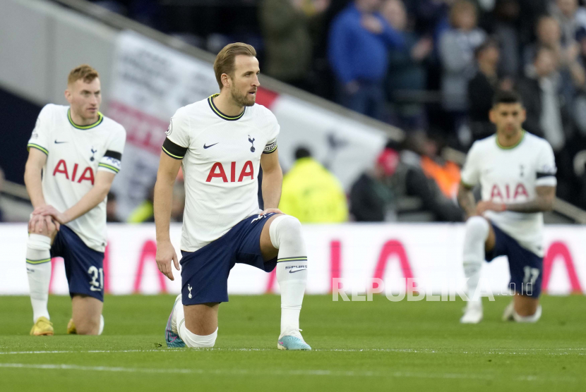  Pemain Tottenham Harry Kane (tengah) berlutut menentang rasisme sebelum pertandingan sepak bola Liga Utama Inggris antara Tottenham Hotspur dan West Ham United di stadion Tottenham Hotspur di London, Ahad (19/2/2023). Tottenham jual. 