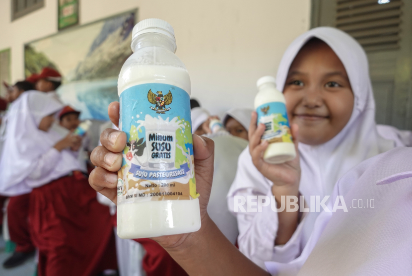 Sejumlah siswa mendapatkan susu sapi murni gratis dalam acara uji coba gerakan minum susu di SD Negeri 1 Sudagaran, Banyumas, Jawa Tengah, Senin (5/8/2024). Kementerian Pertanian menyiapkan Kabupaten Banyumas, Jateng, sebagai percontohan gerakan minum susu dengan melakukan sosialisasi dan uji coba gerakan minum susu yang mencakup 34 SD dan 2 MI dengan total mencapai lima ribuan siswa, bersumber dari produksi susu Balai Besar Pembibitan Ternak Unggul dan Hijauan Pakan Ternak (BBPTUHPT) Baturraden. 