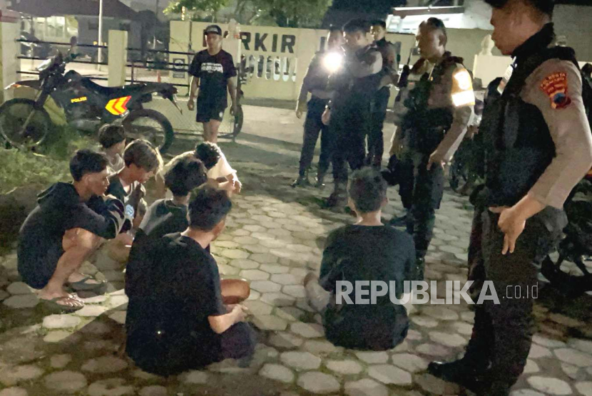 6 pemuda diamankan lantaran terlibat aksi tawuran. Polisi mengamankan sebanyak 18 pemuda pelaku tawuran di Mangga Besar, Jakpus.