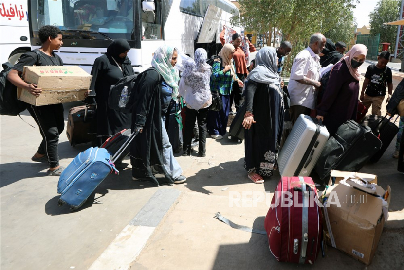 Orang-orang yang melarikan diri dari Sudan tiba di Pelabuhan Darat Qastal setelah melintasi perbatasan dari Sudan, dekat Abu Simbel, Mesir selatan, 16 Mei 2023. Menurut PBB, sekitar 200.000 orang telah meninggalkan Sudan sejak 15 April 2023, setelah konflik bersenjata meletus antara militer Sudan dan milisi RSF (Pasukan Pendukung Cepat).