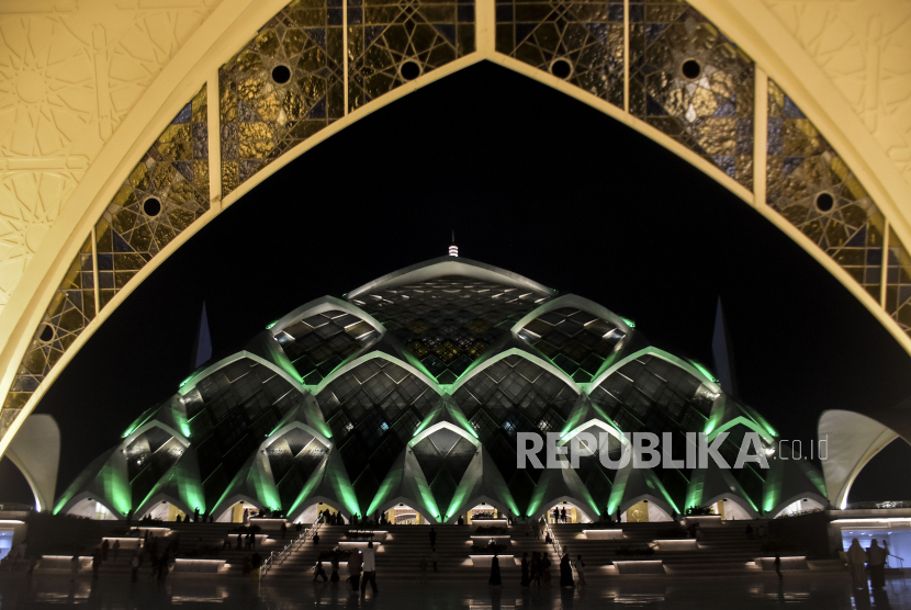 Umat muslim menunggu waktu untuk shalat Tarawih di Masjid Raya Al Jabbar, Gedebage, Kota Bandung, Jawa Barat, Rabu (22/3/2023). Masjid Raya Al Jabbar untuk pertama kalinya digunakan untuk shalat Tarawih setelah ditutup untuk umum dan akan diisi berbagai kegiatan keagamaan selama bulan suci Ramadhan 1444 H.