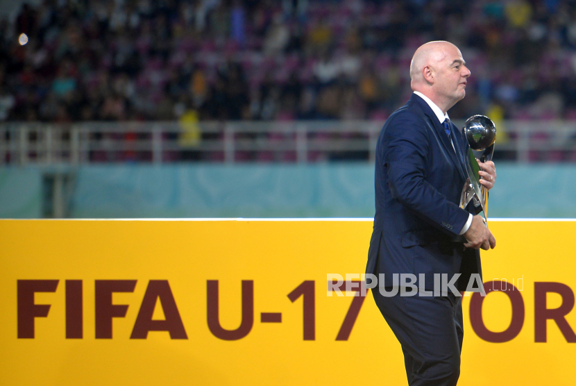 FIFA President Gianni Infantino brings thropy for the German U17 Team during the presentation of the 2023 U17 World Cup Thropy at Manahan Stadium, Surakarta, Central Java, Saturday (2/12/2023). Germany won the U17 World Cup for the first time after defeating France 4-3 (2-2). Germany in the second half played with 10 players after Osawe received a red card in the 69th minute.