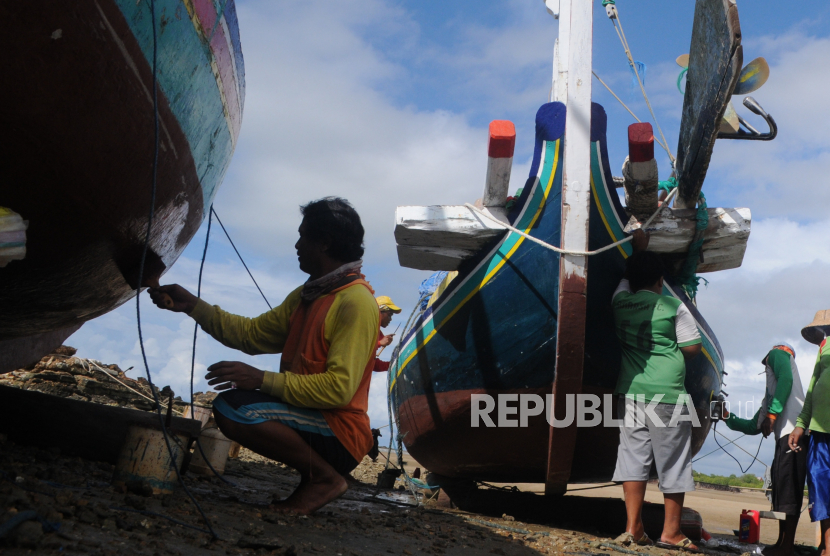 Nelayan mengecat perahu di Pantai Desa Tanjung, Pamekasan, Jawa Timur (ilustrasi). Kementerian Kelautan dan Perikanan (KKP) menyampaikan realisasi KUR hingga Oktober telah mencapai Rp 4,03 triliun.