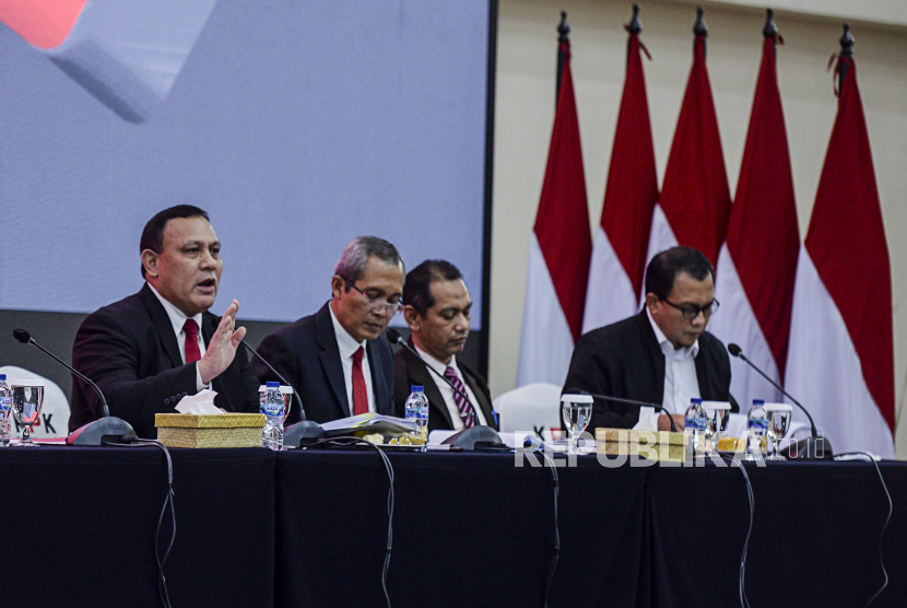 Ketua KPK Firli Bahuri (kiri) bersama Wakil Ketua KPK Alexander Marwata (kedua kiri), Nurul Ghufron (kedua kanan) dan Kepala Bagian Pemberitaan Ali Fikri (kanan) menyampaikan konferensi pers akhir tahun Kinerja dan Capaian KPK 2022 di Gedung KPK, Jakarta, Selasa (27/12/2022). KPK dalam upaya penanganan tindak pidana korupsi telah melaksanakan sejumlah penindakan kegiatan diantaranya 113 penyelidikan, 120 penyidikan, 121 penuntutan, 121 perkara Inkracht dan mengeksekusi putusan 100 perkara serta menetapkan 149 tersangka dari perkara penyidikan. Republika/Putra M. Akbar