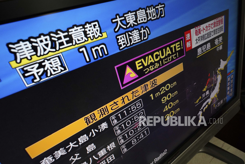  Sebuah TV menayangkan peringatan tsunami di wilayah pesisir (ilustrasi)