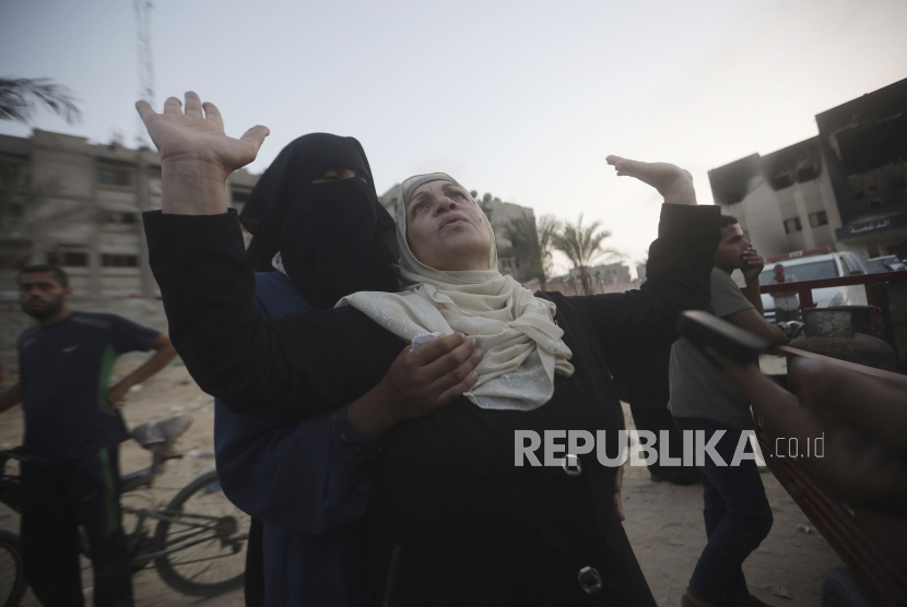 Wanita Palestina berduka atas orang-orang terkasih yang terbunuh akibat pengeboman Israel, saat pemakaman mereka di Khan Younis, Jalur Gaza selatan, Jumat, 21 Juni 2024.