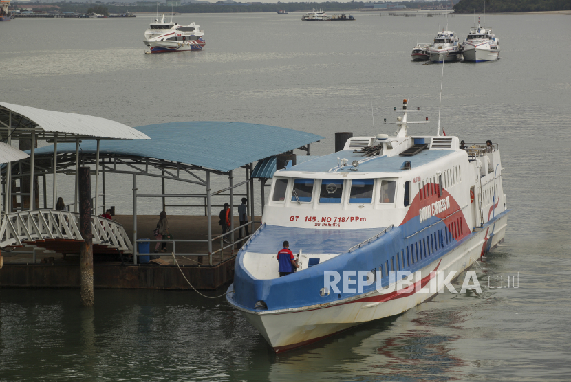 Calon penumpang berjalan menaiki Kapal Feri MV Dumai Expres tujuan Dumai di  Pelabuhan Domestik Sekupang, Batam, Kepulauan Riau, Ahad (24/4/2022). Badan Pusat Statistik (BPS) Provinsi Riau mencatat ada 1.429 kunjungan wisatawan mancanegara (wisman) yang tercatat datang ke Riau pada bulan Mei 2022.