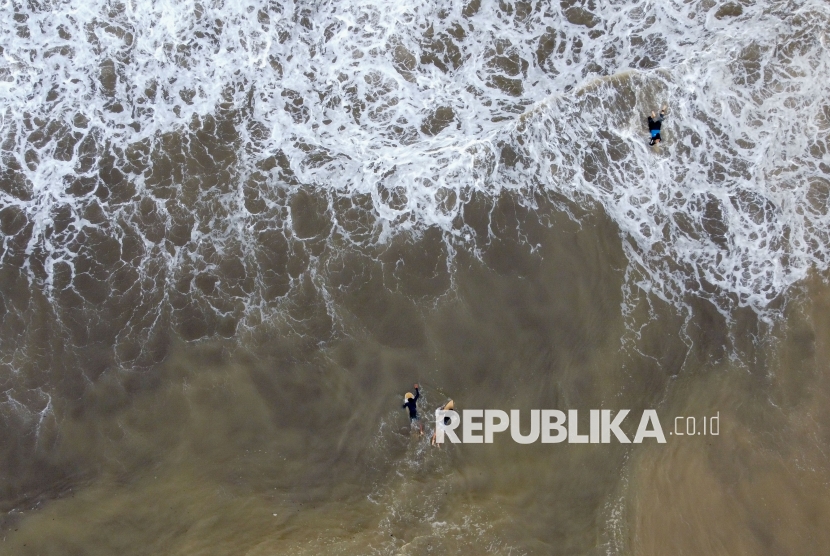 BMKG Imbau Masyarakat Waspadai Potensi Gelombang Tinggi di Selat Sunda