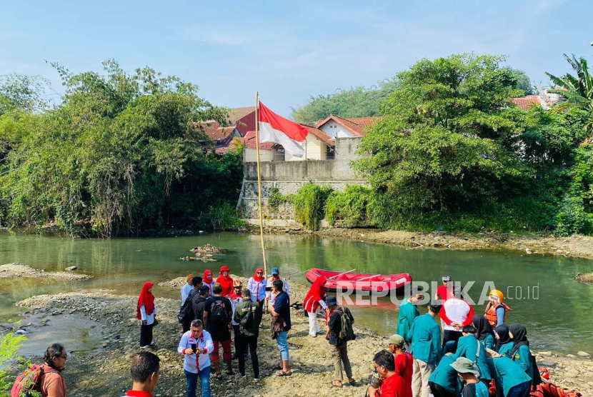 Komunitas Peduli Ciliwung (KPC) menggelar upacara pengibaran bendera di Sungai Ciliwung, Kelurahan Kedung Halang, Kecamatan Bogor Utara, Kota Bogor, Kamis (17/8/2023). 