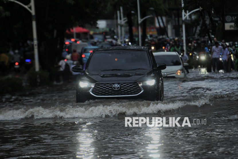 Pengendara menerobos genangan air di Jalan Kemang Raya, Jakarta Selatan, Selasa (5/11/2024). Genangan air yang membanjiri kawasan tersebut disebabkan oleh luapan Kali Krukut dan saluran drainase yang tersumbat sampah saat hujan lebat disertai angin pada sore hari ini di beberapa titik di Jakarta, salah satunya di kawasan Kemang Raya.  Sementara,  Badan Meteorologi Klimatologi dan Geofisika (BMkG) memprediksi hujan merata di berbagai wilayah di Indonesia selama sepekan kedepan.