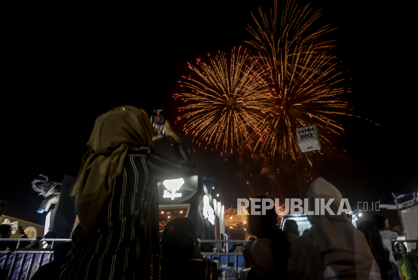 Sejumlah pengunjung melihat pertunjukan kembang api pada acara Jakarta Fair 2022 di Jakarta International Expo, Kemayoran, Jakarta. 