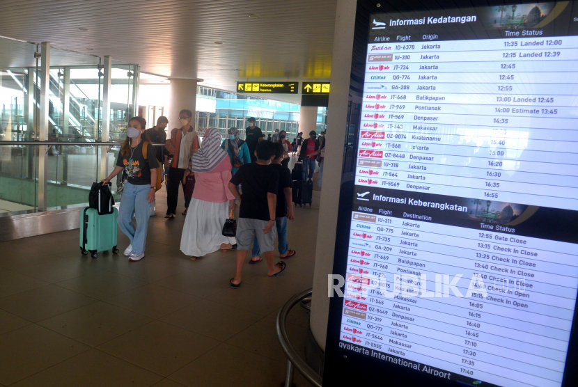 Penumpang memadati Bandara Internasional Yogyakarta (YIA), Kulonprogo, Yogyakarta. 