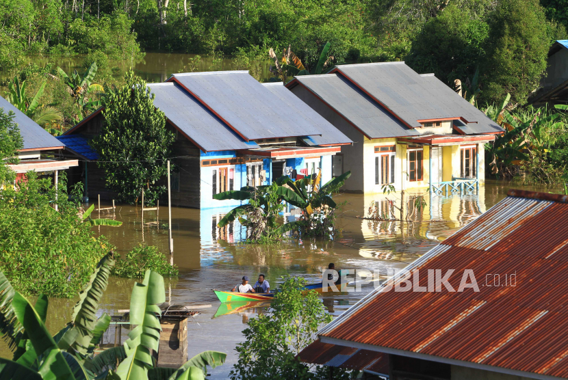 Sejumlah warga menggunakan perahu saat melintasi pemukiman yang terendam banjir di tepian Sungai Kapuas di Kota Putussibau, Kabupaten Kapuas Hulu, Kalimantan Barat, Senin (14/9/2020). Pada Oktober 2021, banjir kembali terjadi di wilayah Kapuas Hulu.