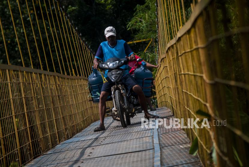 Warga mengendarai roda dua melintas di jembatan (ilustrasi). Kepala Badan Perencanaan Pembangunan Daerah (Bappeda) Sulawesi Tengah Sandra Tobondo menyampaikan, jumlah desa sangat tertinggal di daerah tersebut menurun sebanyak 123 desa sepanjang 2019-2022 dan tersisa 17 desa.